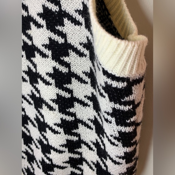 Checkered oversized v neck sweater vest!! - Picture 6 of 6